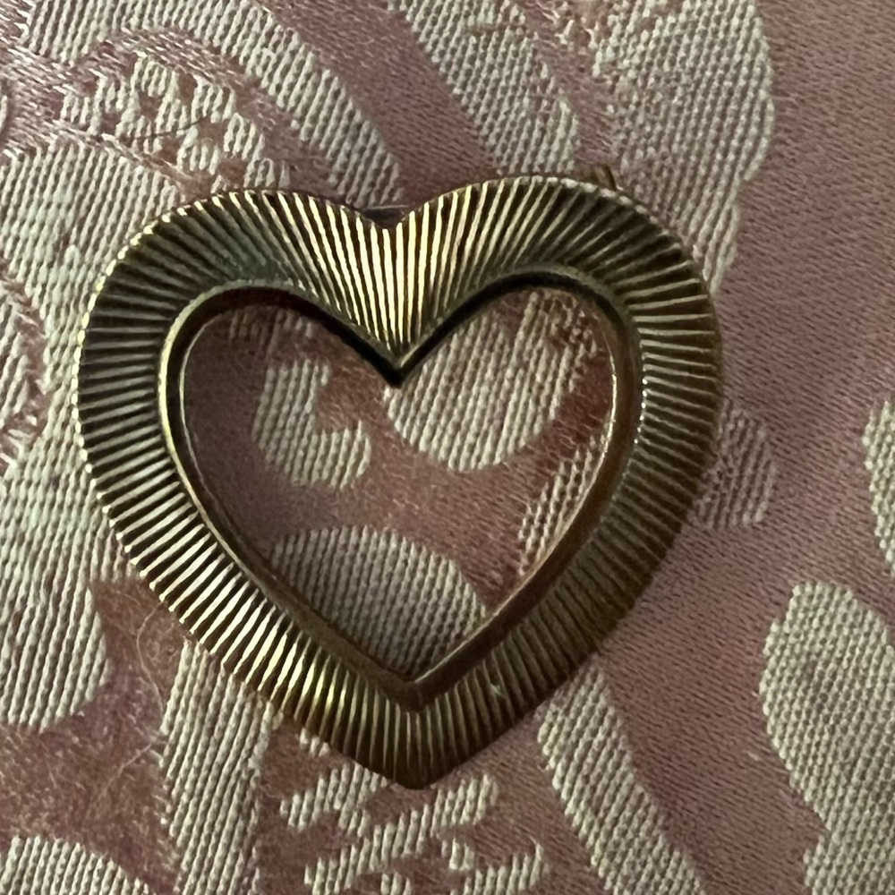 Vintage Brass Color Heart-Shaped Brooch Pin - Picture 4 of 7